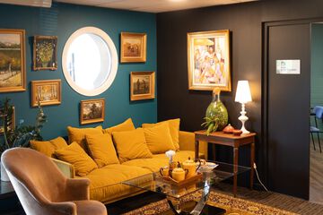 Lobby lounge