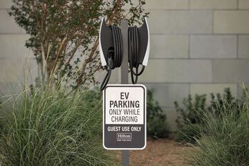 Electric vehicle charging station