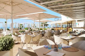 Poolside bar