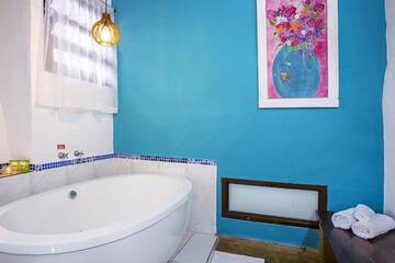Deep soaking bathtub