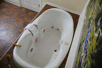 Jetted tub