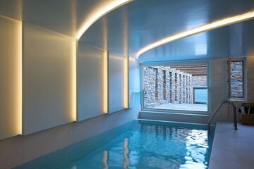 Indoor spa tub
