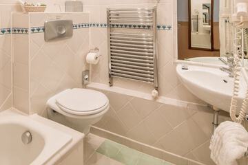 Deep soaking bathtub