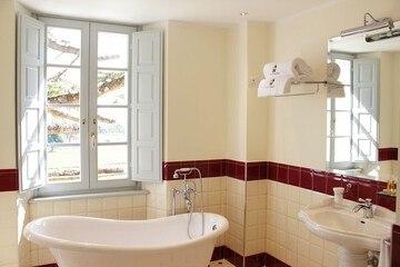 Deep soaking bathtub