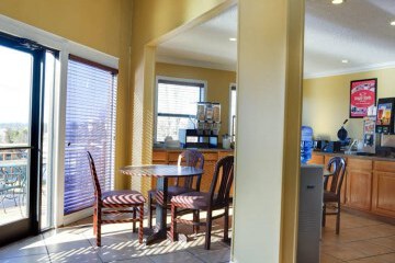  Econo Lodge Inn & Suites Hot Springs 24