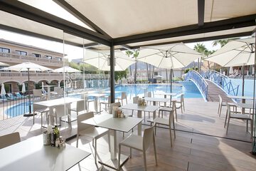 Poolside bar