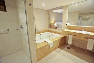 Private spa tub