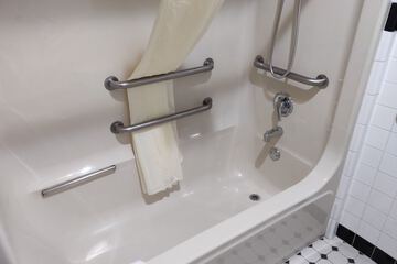 Deep soaking bathtub