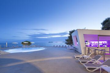 Poolside bar