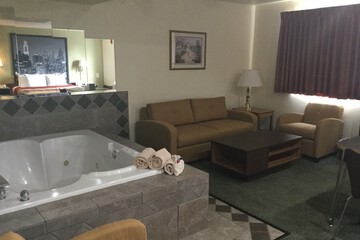 Deep soaking bathtub