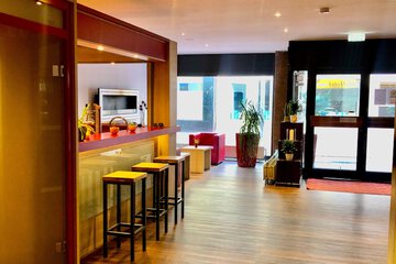 Lobby lounge
