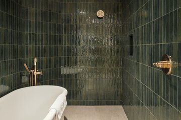 Deep soaking bathtub