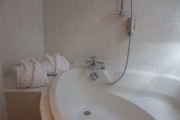 Deep soaking bathtub