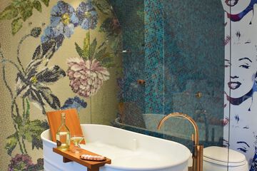 Deep soaking bathtub
