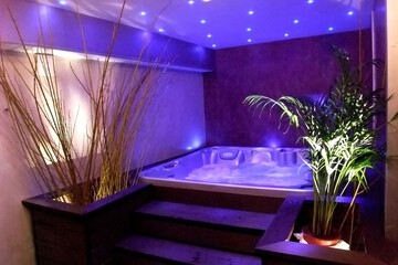 Indoor spa tub