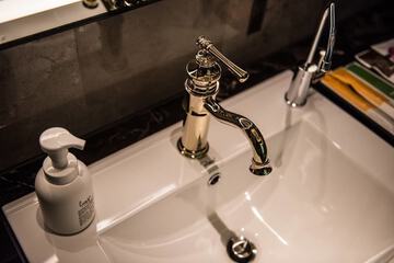 Bathroom sink