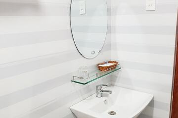 Bathroom sink