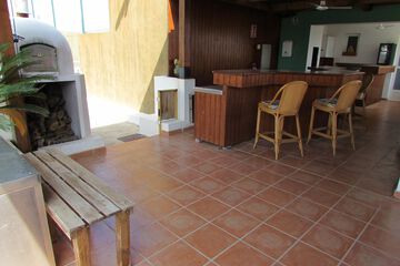 Swim-up bar