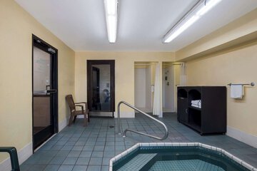 Indoor spa tub