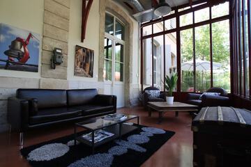 Lobby lounge