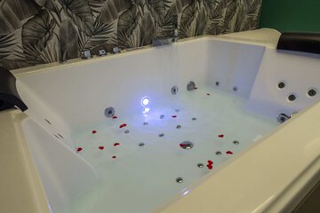 Private spa tub