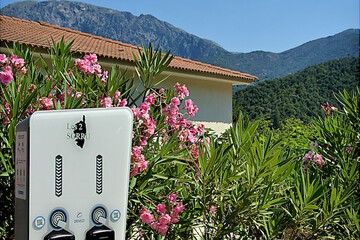 Electric vehicle charging station