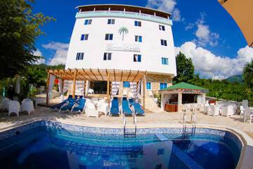 Swim-up bar