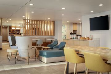 Breakfast/Coffee Service 31 of 34