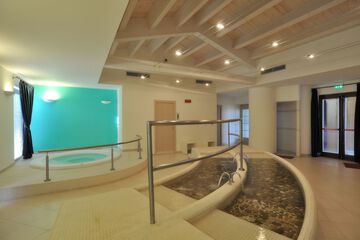 Indoor spa tub