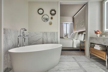 Deep soaking bathtub