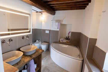 Jetted tub