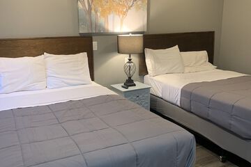 Price Pointe Inn