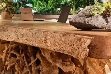 Concierge desk