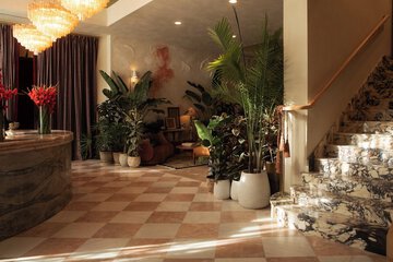 Lobby lounge