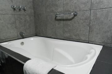Deep soaking bathtub
