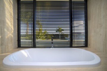 Deep Soaking Bathtub