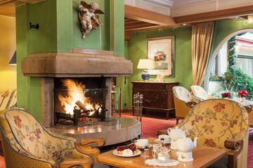 Lobby lounge