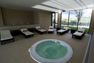 Indoor spa tub