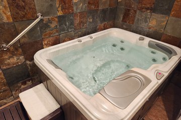 Private spa tub