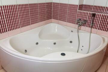 Deep soaking bathtub