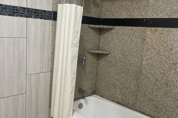 Deep soaking bathtub