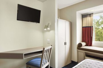 Room 10 of 16