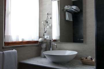Bathroom sink