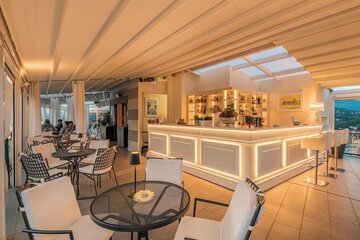 Poolside bar
