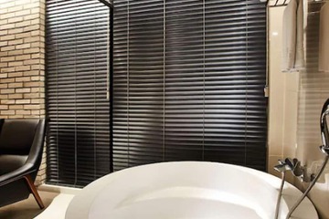 Deep soaking bathtub