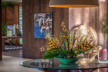 Lobby lounge