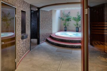Indoor spa tub