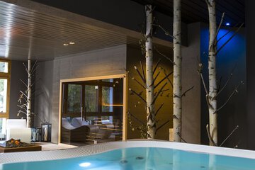 Indoor spa tub