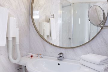 Bathroom sink