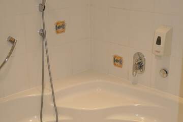 Jetted tub